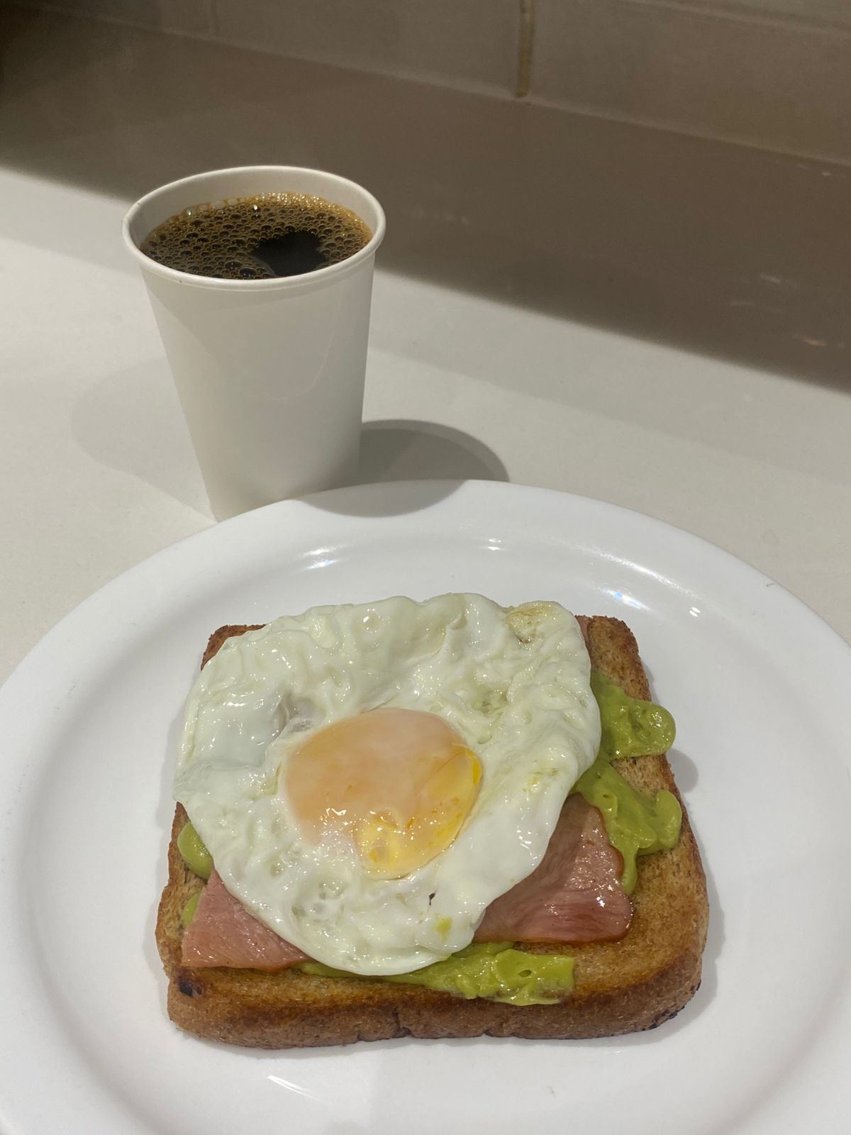DESAYUNO GUACAMOLE TOAST