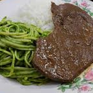 FIDEOS VERDE CON CARNE Y ARROZ